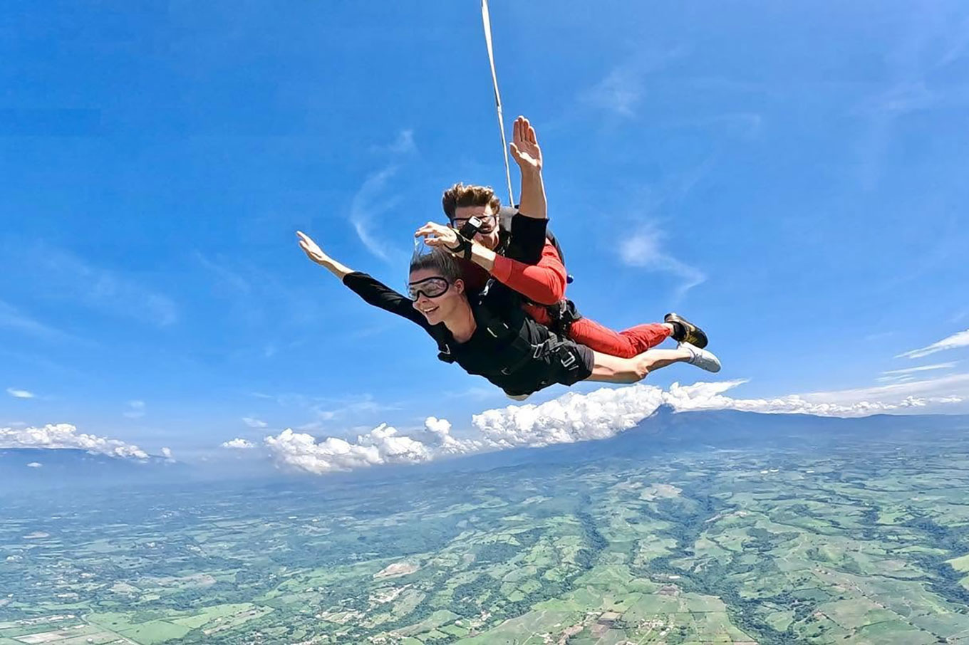 Paracaidismo-Frente-al-Volcan-de-Colima
